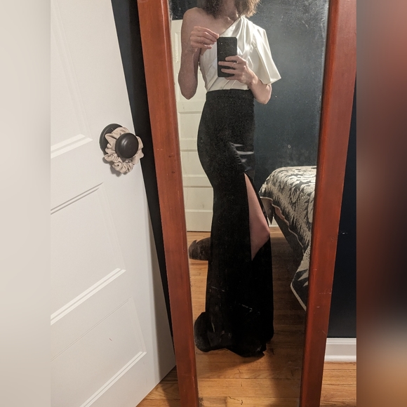 Mac Duggal Two Toned Ruffled One Shoulder Gown Dress 26599 Black White in 0 NWOT - Picture 8 of 8